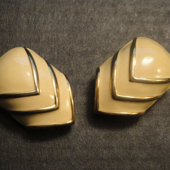 VTG St.JOHN Gold Tone Yellow Enamel Scarab Clip on - Picture 1 of 3